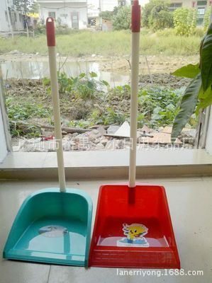 廣州珠海垃圾鏟廠家詳解 新料舊料木桿垃圾鏟的低價批發指南